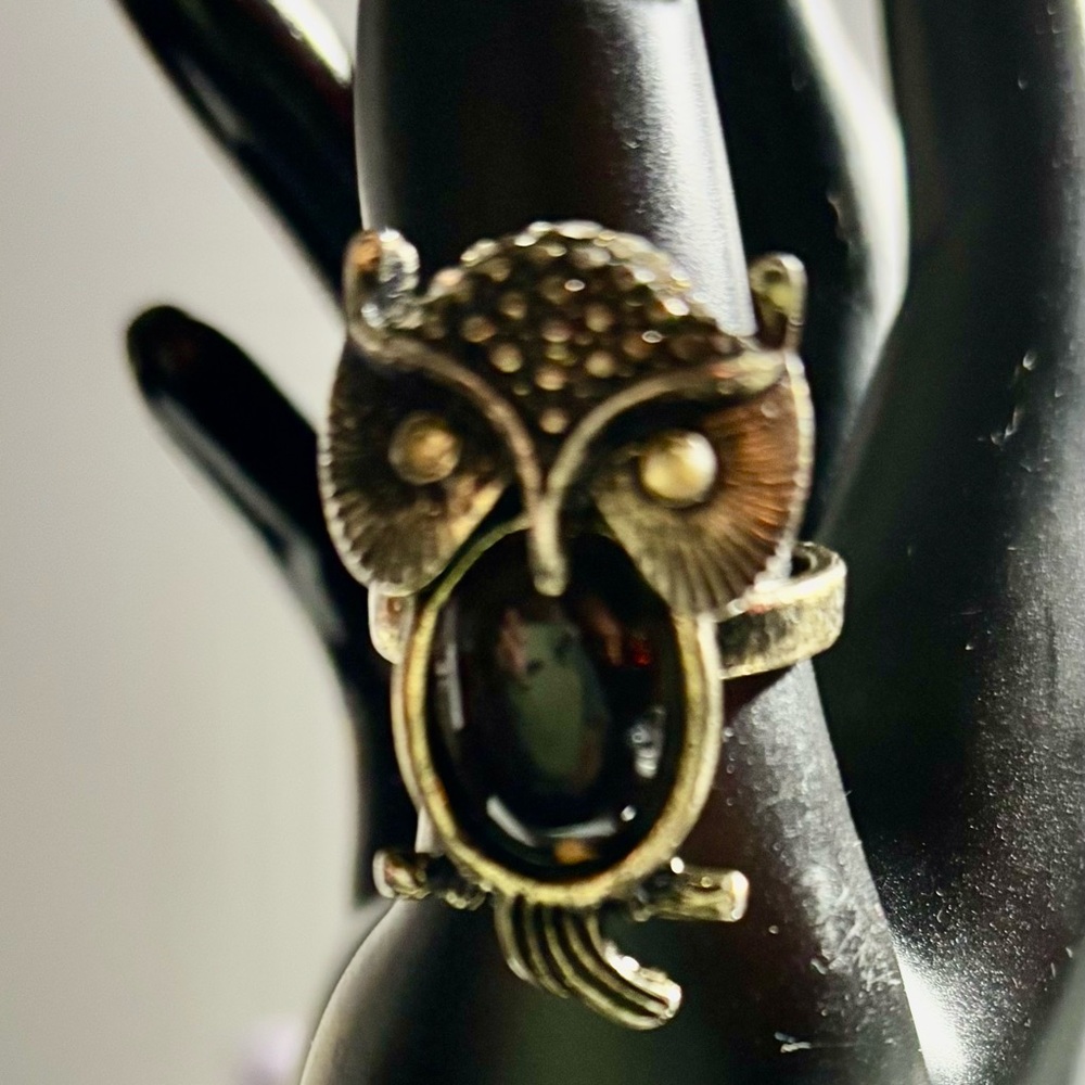 Cute Owl Antiqued Goldtone with Black Acrylic Cabochon Fashion Ring Sz 8 1/2